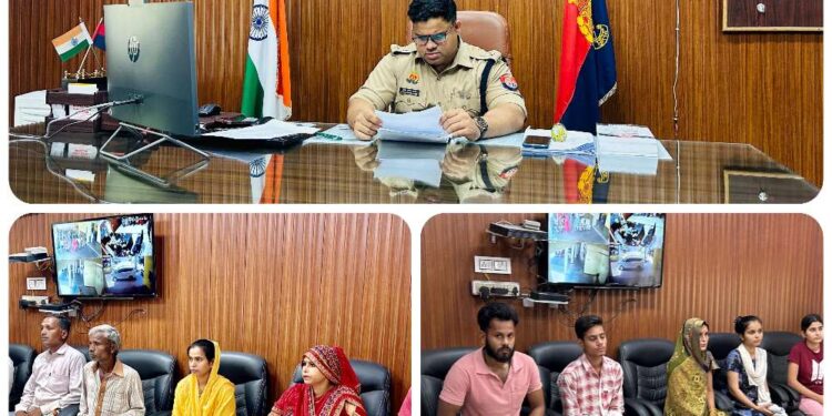 *पुलिस अधीक्षक कन्नौज अमित कुमार आनन्द द्वारा जनता दर्शन में आये फरियादियों की समस्याएं/शिकायतों को सुना गया ।*