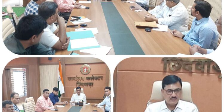 *कलेक्टर श्री सिंह ने ली छिंदवाड़ा मेडिकल कॉलेज और जिला चिकित्सालय के अधिकारियों की बैठक*  *जिला अस्पताल में बेहतर व्यवस्थाएं बनाने के निर्देश दिए*