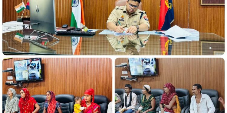 *पुलिस अधीक्षक कन्नौज अमित कुमार आनन्द द्वारा जनता दर्शन में आये फरियादियों की समस्याएं/शिकायतों को सुना गया ।*