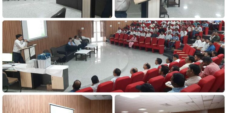 *492 अधिकारियों/कर्मचारियों को दिया गया सीयू, व्हीव्हीपीएटी मतगणना का पहला प्रशिक्षण*  *पूरी निष्पक्षता और गंभीरता के साथ करें अपने दायित्वों* *का निर्वहन- कलेक्टर एवं जिला निर्वाचन अधिकारी श्री सिंह*