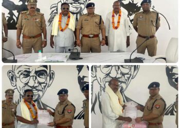 *पुलिस अधीक्षक कन्नौज, अमित कुमार आनंद द्वारा अधिवर्षता आयु पूर्ण कर सेवानिवृत्त होने वाले पुलिसकर्मियों को शॉल भेंट कर विदाई दी एवं उनके उज्ज्वल भविष्य व अच्छे स्वास्थ्य की कामना की गयी।*