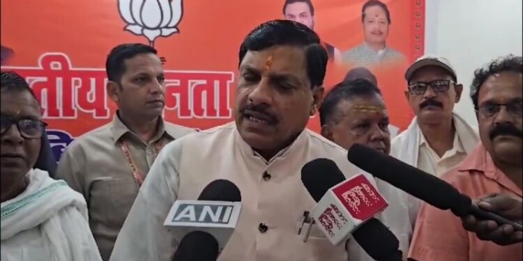 ममता बनर्जी द्वारा जिस प्रकार राजनीतिक तुष्टिकरण के आधार पर 5 लाख से अधिक एससी, एसटी और ओबीसी का आरक्षण काटकर मुस्लिम वर्ग को दिया गया था, उसे माननीय हाईकोर्ट द्वारा वापस लेने एवं एससी, एसटी और ओबीसी वर्ग को लौटाने का आदेश दिया गया है।VIDEO