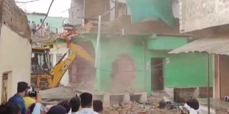 अशोकनगर में युवती से दुष्कर्म का मामला : आरोपी के घर चला बुलडोजर, CM ने जताई नाराजगी, SP और TI पर कार्रवाई के निर्देश