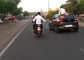 देखिए VIDEO भोपाल वाहन चैकिंग के दौरान फिल्मी स्टाइल में ट्रेफिक कॉन्स्टेबल को ले उड़ा कार चालक