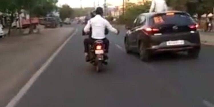 देखिए VIDEO भोपाल वाहन चैकिंग के दौरान फिल्मी स्टाइल में ट्रेफिक कॉन्स्टेबल को ले उड़ा कार चालक