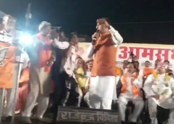 विदिशा माधवगंज में पूर्व CM शिवराज सिंह चौहान के मंच पर चढ़ा अज्ञात व्यक्ति, माइक छीनने का प्रयास VIDEO