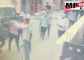 देखिऐ VIDEO ग्वालियर  शहर में फिल्मी स्टाइल में चली गोलियां, पुरानी रंजिश का बदला लेने के लिए एक युवक के घर के बाहर आधा दर्जन बदमाशों ने की ताबड़तोड़ फायरिंग