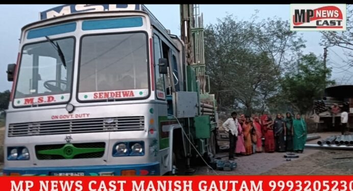 खबर का असर बून्द बून्द पानी के लिए तरस रहे आदिवासी मोहल्ला झुरही टोला ग्राम पंचायत कैलवारा खुर्द के निवासियों को अब मिली राहत, नवीन बोर खनन के मिले निर्देशों पर हुआ काम चालू  झुरही टोला आदिवासी बस्ती वासियों के खिले चेहरे