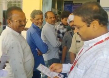 कलेक्टर एवं जिला निर्वाचन अधिकारी श्री बुद्धेश कुमार वैद्य विदिशा नगरीय क्षेत्र के हलाली कॉलोनी स्थित मतदान केंद्र क्रमांक 209 एवं 210 में मतदान करने पहुंचे मतदाता श्री रमेश मालवीय से संवाद करते हुए।