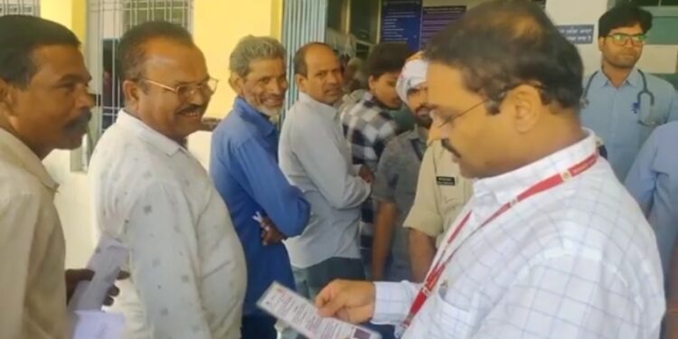 कलेक्टर एवं जिला निर्वाचन अधिकारी श्री बुद्धेश कुमार वैद्य विदिशा नगरीय क्षेत्र के हलाली कॉलोनी स्थित मतदान केंद्र क्रमांक 209 एवं 210 में मतदान करने पहुंचे मतदाता श्री रमेश मालवीय से संवाद करते हुए।