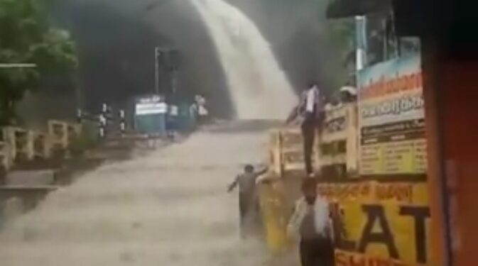तमिलनाडु  तेनकासी जिले के ओल्ड कोर्टालम झरने में अचानक आई बाढ़, 17 साल के लड़के की मौत, सोशल मीडिया पर वायरल हो रहा VIDEO