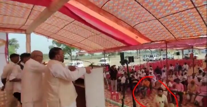फतेहाबाद (UP) : राष्ट्रीय शोषित समाज।पार्टी के अध्यक्ष और पूर्व मंत्री स्वामी प्रसाद मौर्य पर सभा में एक युवक ने जूता फेंका, VIDEO