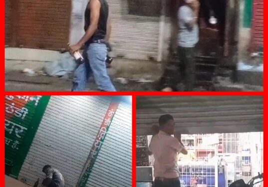 आबकारी विभाग मौन शराब दुकान संचालको की मनमानी*  *शराब दुकान बंद के बाद शराब की बिक्री मुनफा शटर गिरने के बाद बढ़ जाते है दाम*  *रात भर शटर के नीचे बनाए गए झरोखों से बिक रही शराब*