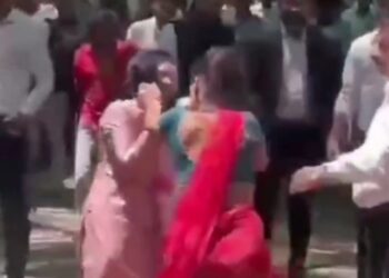 MP दो महिलाएं आपस में भिड़ीं, जमकर चले लात-घूंसे, एक दूसरे के बाल पकड़कर खींचे देखे वाररल VIDEO