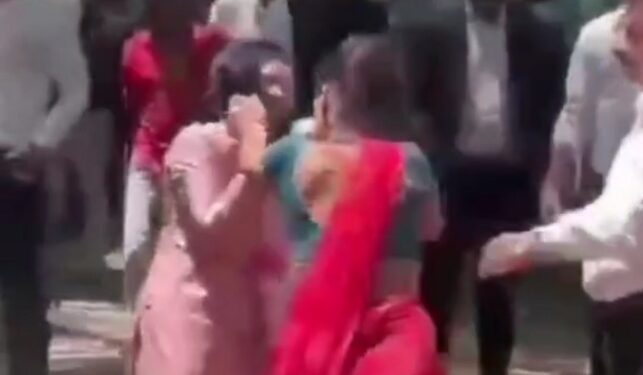 MP दो महिलाएं आपस में भिड़ीं, जमकर चले लात-घूंसे, एक दूसरे के बाल पकड़कर खींचे देखे वाररल VIDEO