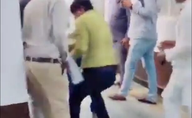 कमीशन के चक्कर में नगर पालिका के ठेकेदारों के बीच जूता बाजार का वायरल VIDEO