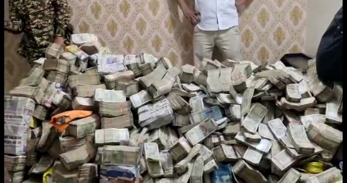 9 जगह ED की रेड, ग्रामीण विकास मंत्री  आलमगीर आलम के निजी सचिव  संजीव लाल के नौकर के घर मिला नोटों का पहाड़। छापे में 30 करोड़ कैश मिलने का अनुमान VIDEO देखें