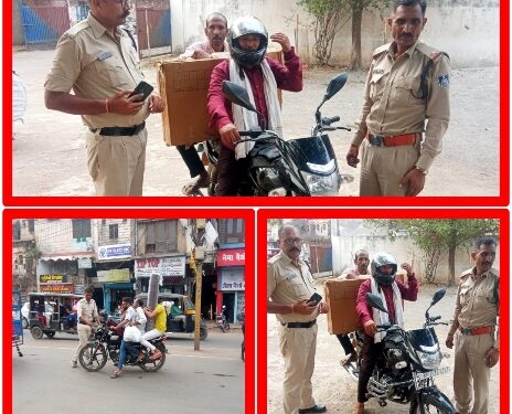 कोतवाली पुलिस की वाहन चेकिंग कार्यवाही, हाथ मे रखकर चल रहे वाहन चालक को लगवाया हेलमेट और सम्मान के साथ छोड़ा, पुलिस की मानवता