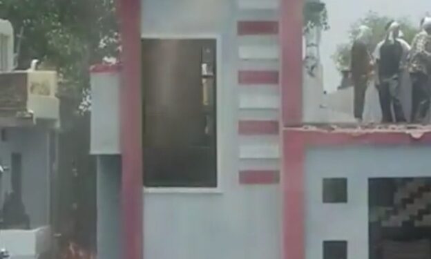 MP मासूम बच्ची से दुष्कर्म के आरोपी के घर चला बुलडोजर,आक्रोशित लोगों ने फांसी की मांग की। देखें VIDEO