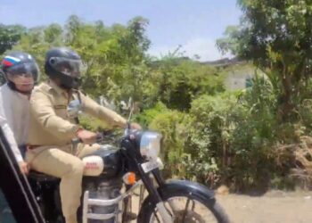 बाइक पर निकले उज्जैन कलेक्टर और एसपी, पंचकोशी यात्रा के पड़ावों का भ्रमण कर व्यवस्थाओं का ले रहें जायजा VIDEO