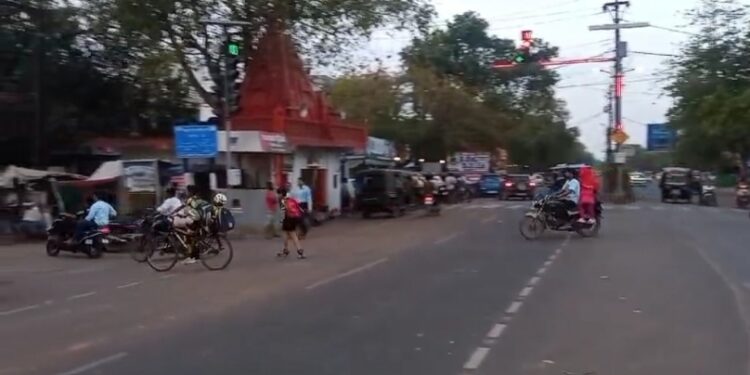 लापरवाह परिजन रोलर स्केट पहनाकर बीच मार्केट मे छोड़ रहे बच्चों