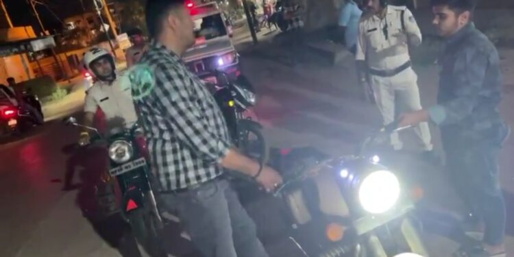katni थाना माधवनगर पुलिस ने की बड़ी कार्रवाई, पटाखा बजाने वाले बुलेट बाइक का काटा चालान
