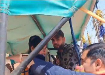 दबंग महिला रेत से भरा ट्रैक्टर छुड़ा ले गईः माइनिंग टीम और पुलिस वाले देखते रह गए, VIDEO वायरल