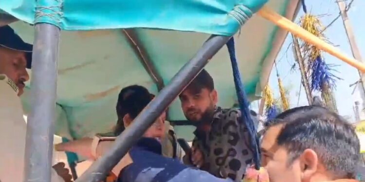 दबंग महिला रेत से भरा ट्रैक्टर छुड़ा ले गईः माइनिंग टीम और पुलिस वाले देखते रह गए, VIDEO वायरल
