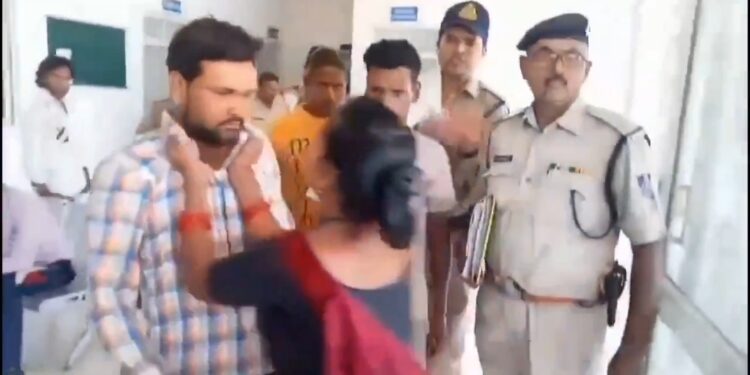 जबलपुर में गर्भवती पत्नी की हत्या करने वाले आरोपी शुभम चौधरी पर फूटा ससुराल वालों का गुस्सा जमकर हुई धक्का-मुक्की,ससुराल वालों ने की आरोपी के लिए फांसी की मांग VIDEO