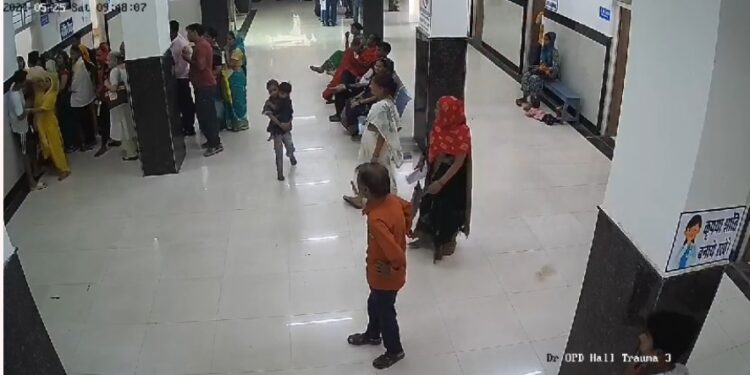 मरीज के पति ने फोड़ा डॉक्टर का सिर, इस बात पर चढ़ा था पारा, हमले का CCTV