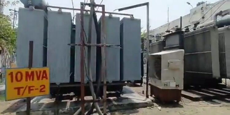 गर्मी का आलम यह है कि ट्रांसफार्मर को ठंडा करने के लिए कूलर लगाने पड़े अब विधुत मंडल की कहा गल्ती है VIDEO