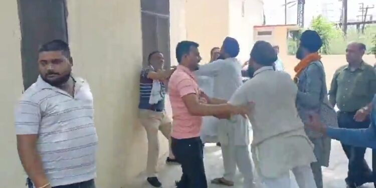 बिजली उपकेंद्र पर JE और लाइनमैन को पीटा गया देखिऐ वायरल VIDEO
