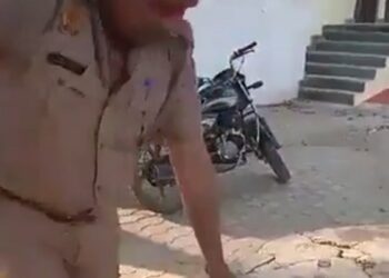 *खाकी का ये रूप देख दिल को मिला सुकून ये वीडियो सोशल मीडिया पर तेजी से वायरल है*