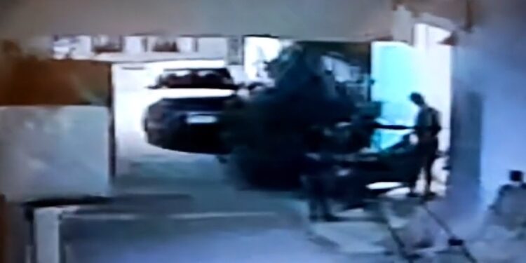 गजब चड्डी गेंग चोर पकड़े जाने का कोई डर नही, देखिये सी सी टी वी फुटेज