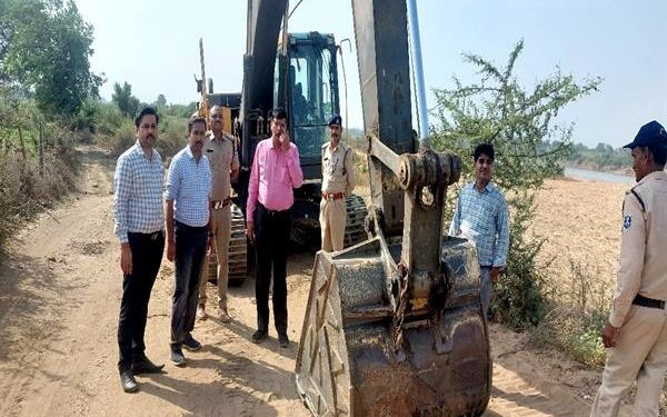 अवैध उत्खनन के 200 प्रकरण दर्ज अभियान चलाकर जब्त किए जा रहें डंपर, पोकलेन मशीनें और पनडुब्बियां
