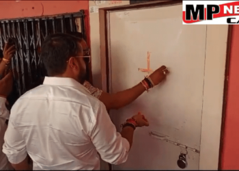 इंदौर स्कूल में कलावा पर आपत्ति, पंडित धीरेंद्र शास्त्री की कथा में एक महिला ने की शिकायत। कहा – स्कूल वाले तिलक और कलावा नही बांधने देते। स्कूल प्रबंधन से बात करने के लिए विश्व हिंदू परिषद और बजरंग दल के कार्यकर्ता पहुंचे थे, मदरलैंड स्कूल का मामला VIDEO