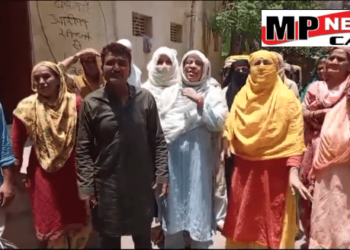 आरोपियों के डर से मकान बेचने की लिखी बात, घर के बाहर लिखा देखे VIDEO