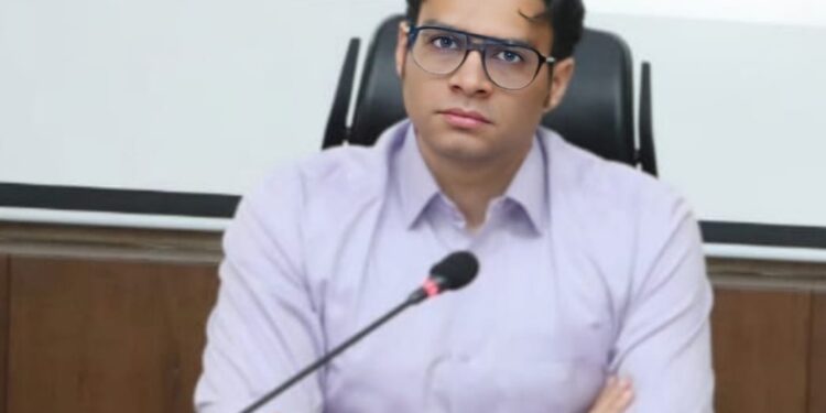 39 सौ से अधिक सीमांकन प्रकरणों का हुआ निराकरण  कलेक्टर श्री प्रसाद द्वारा सीमांकन प्रकरणों की सतत समीक्षा से प्रकरणों के निराकरण में आई गति  तहसील ढ़ीमरखेड़ा 595 सीमांकन प्रकरणों का निराकरण कर अव्वल