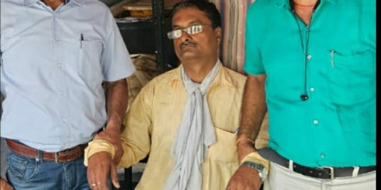 लोकायुक्त पुलिस ने 16 हजार की रिश्वत लेते आरआई राजेश खरे को रंगे हाथों किया गिरफ्तार, 22 बीघा जमीन के सीमांकन के लिए मांगी थी 50 हजार की घूस, पहली किस्त लेते समय हुआ ट्रैप VIDEO देखे