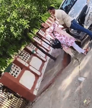 युवती ने किया युवक के साथ बीच रोड पर हंगामा   1 साल से लिव इन रिलेशनशिप में रह रही युवती देखे वायरल VIDEO