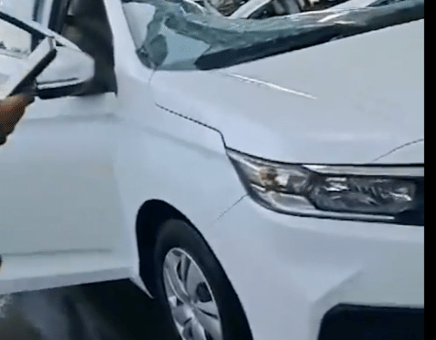 जबलपुर डुमना एयरपोर्ट पर हादसा, नई टर्मिनल बिल्डिंग का रूफ टॉप मामूली बारिश में ही हुआ डैमेज, नीचे खड़ी कार पर गिरा, हादसे के वक्त कार में नहीं था कोई, देखें वायरल हो रहा ये VIDEO