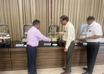 भोपाल – 39 सालों से चाय नाश्ता सर्व करने वाले कर्मचारी को DGP सुधीर सक्सेना ने अपने हाथ से खाना परोसा