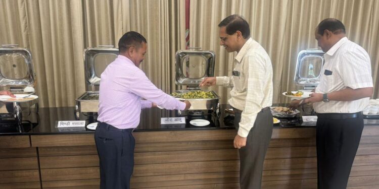 भोपाल – 39 सालों से चाय नाश्ता सर्व करने वाले कर्मचारी को DGP सुधीर सक्सेना ने अपने हाथ से खाना परोसा