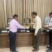 भोपाल – 39 सालों से चाय नाश्ता सर्व करने वाले कर्मचारी को DGP सुधीर सक्सेना ने अपने हाथ से खाना परोसा