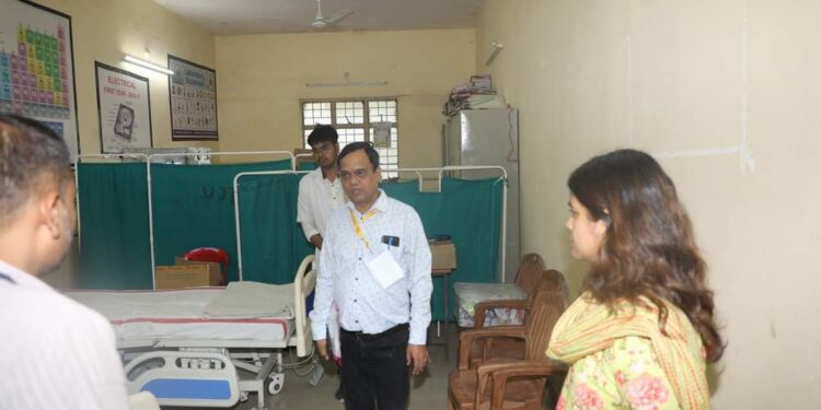 मतगणना स्थल पर दो बिस्तरीय आकस्मिक चिकित्सा कक्ष