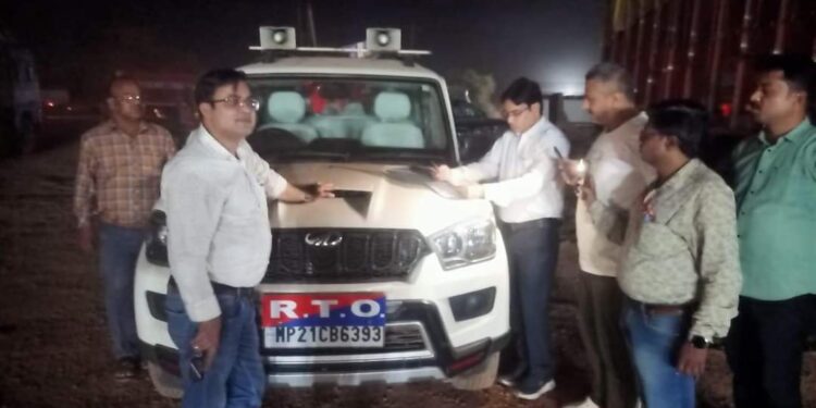 परिवहन एवं खनिज विभाग की संयुक्त कार्यवाही ओव्हरलोड रेत परिवहन पर वाहन से जमा कराया शमन शुल्क