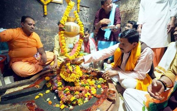 नेमावर के सिद्धेश्वर महादेव मंदिर का किया जाएगा जिर्णोद्धार : मुख्यमंत्री डॉ.यादव मुख्यमंत्री ने “जल-गंगा संवर्धन अभियान” नेमावर में नर्मदा नदी घाट पर की साफ-सफाई ग्राम तुरनाल में स्थित पांच लडडू मंदिर स्थल को करेंगे संरक्षित