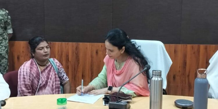 जनसुनवाई में कलेक्टर ने सुनी 64 आवेदकों की समस्या