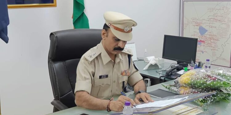 नवागत पुलिस अधीक्षक श्री सुनील कुमार मेहता (भा.पु.से.) द्वारा आज शाम पुलिस अधीक्षक कार्यालय पहुंचकर पदभार ग्रहण किया 