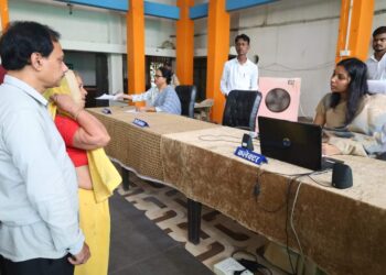 कलेक्टर श्रीमती शीतला पटले को अपनी समस्यायें बताई और आवेदन दिये। जनसुनवाई में आये 136 आवेदन